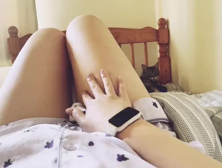 お休みの日、ついついベッドの上で起きるまでしばらくグダグダしちゃう💭

起きてからは結構しっかりしてるのに！！

お兄様もそういう時、あるよね☺️💓？

お兄様もうららの脚触りに来てくれる？🩷
