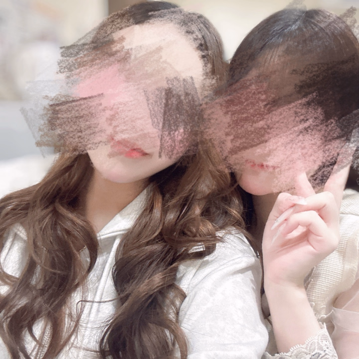 すずねです♪

ご無沙汰しております。ご心配をおかけして本当にすみません🙇
二月に長期で海外に行く機会があり、お仕事をお休みさせていただいていたのですが、そこで事故に遭ってしまい、全治2ヶ月ほどの怪我を負ってしまいました😂
すごいよ、海外の救急車に初めて乗りましたし、医療目的で初めてマリファナも使用しまして、なかなかに強烈な海外体験をしておりました🤣(笑い事じゃねぇwww)
リハビリをしていて、痛みは治ってきて、日常生活は問題なく送れていますが、手術の関係で結構目立つところに手術跡があり、復帰をどうしようかとずっと悩んでいたのですが、スタッフさんから「傷跡なんて、すずねさんの人柄とマ●トの技術があれば誰も気にしませんよ！」と本当に温かい言葉をいただき、本日仕事復帰をさせていただくことになりました🥲
改めて今まで仕事を頑張ってきてよかったなぁと思います😭
スタッフさんも同業の友達も、お客様も、たくさん心配してくれてありがとう🙌
体力や怪我の回復具合と相談しながらの出勤になりますが、自分なりのペースで今後も頑張っていこうと思いますので、皆様よろしくお願いいたします🙇