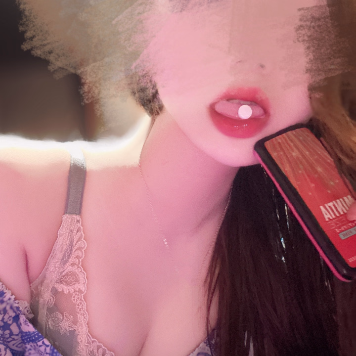 すずねです🔔

ちょっとだけ甘酸っぱくて、ふわっと優しく香るキスで有名なすずねなんですが(初耳ですよねすみません🤣)、いっつもミンティアの桃味舐めてます💕
すずねの相棒のしらゆきに教えてもらったんですが、美味しいし匂いも優しくてすずねお気に入り🫶
差し入れよろしくお願いしまーす🙌

すずね小話ですが、すずねは舌が短い、、、本当に短い😑
多分焼肉のタンだったら絶対美味しいんですよ肉厚だし、、、短いけどね！！
ただお兄様には好評みたいで、この短い舌で一生懸命おち●ちんぺろぺろ舐めてる姿が愛おしいみたいです🥰
以上、すずねのチャームポイントでした😘

土日のみのレア出勤嬢、本日ものんびり頑張りまーす✨