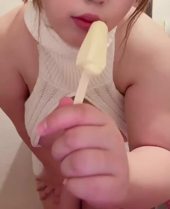 こんにちは🔅

今日はなんとアイスをぺろぺろ動画です💕(⚠️音ありだから注意⚠️)
後ろの方でおっぱいも揺れながらなめてるのえちえちですよね🥰💕💕

たくさんおかずにしてね〜！😘❣️