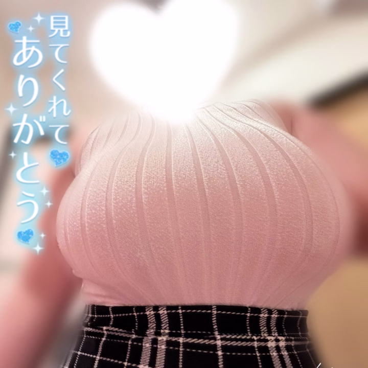 突然だけどお兄さん…

りさのおっぱいのサイズ
どのくらいだと思う？💭

よく「意外と◯◯だね❕」
って言われることもあるんだけど
予想してみてほしいなっ♪
（サイトに書いてあるんだけどね😂）

自慢のココで
いっぱい搾り取っちゃうよ🍼


りさ