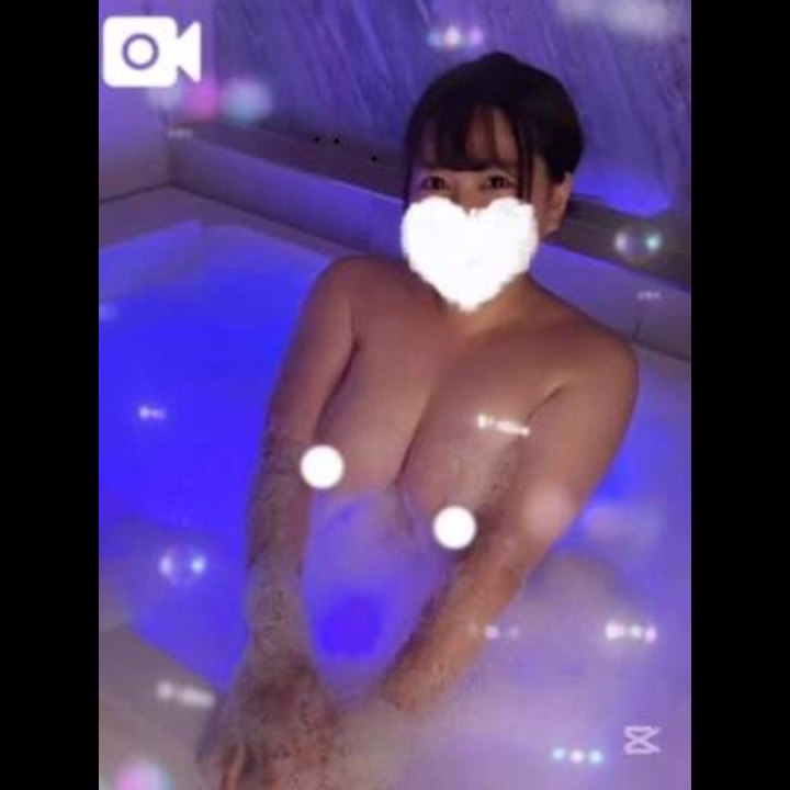 最近のゆうりのハマりごと、
お兄様に教えちゃう🥰

お休みの日はスーパー銭湯に行くのが定番！♨️
ゆったりお風呂に入って
疲れを癒すのが最高なの💭
サウナで汗を流して整うと、
めちゃくちゃスッキリ🧖🏻‍♀️✨
マイサウナハットも持ってるよ👒

お風呂上がりのビールもたまらないよね🍺
疲れも吹っ飛んじゃう！🤣笑

1番好きなスーパー銭湯があって、
そこは定期的にいくんだけど
新規開拓で初めての場所に行くことも多いよ〜☺️
帰り道に銭湯の近くの街並みを
お散歩しながら帰るのも結構好き💕

お兄様がオススメのスーパー銭湯があれば
ぜひゆうりにも教えてね〜🫶🏻💓


🩷🎀ゆうり🎀🩷