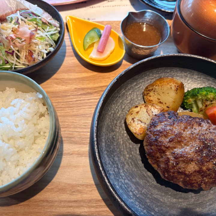 明日は出勤予定ですが
最近調子が良くなくて
微妙な感じです🥲
また明日出勤していたら

よろしくお願いします🫐