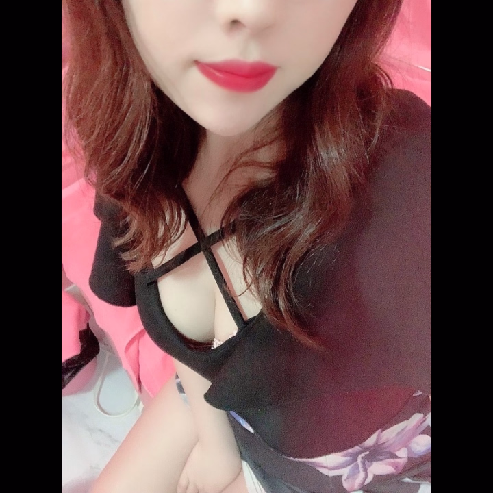 先程遊んでくれたお兄さんありがとうございました♡♡


結構お酒入って酔ってたのにアソコは元気で凄かったです🍌💗


Sっ気のお兄さんで言葉攻めが凄かった🥺

この後もまだ飲むみたいだし楽しんで下さいね🍻💕