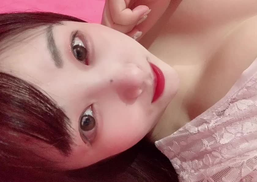 チャームポイント笑顔可愛いって良く言われるので笑顔なんですが、最近はこの鼻の真ん中にあるホクロもなりつつあります(´•ω•`๑)♡


鼻の真ん中にホクロあるの気にしてたんですが結構褒めてくれる人もいて中には絶対取っちゃダメだよって言ってくれる人も居て今では自分の中ではチャームポイントの1つになりつつあります☺️

同じく鼻の真ん中にホクロあるお兄さんが居たら会ってみたいです♡♡