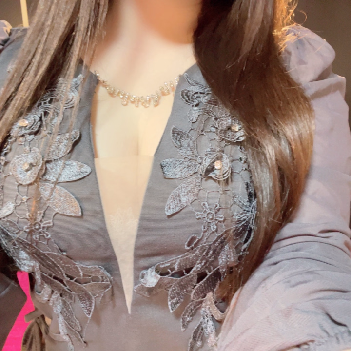 こんにちは。

今回短いですが、
今日から5日まで出勤します。

平日なのでなかなか難しいと思いますが
タイミング合えばお待ちしてます☺︎

既にご予約くださってるお兄さま
ありがとうございます！
お部屋あたたかくしてお待ちしてますね〜✨