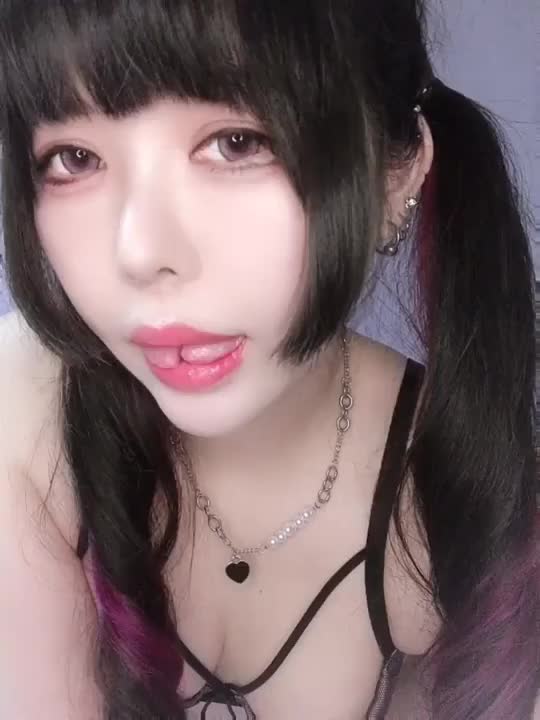 明日18:00~23:30お店に顔を出します♡  スプリットタンの舌技を堪能しにきてください( ◜︎︎𖥦◝ )  ​​​​​​​オキニトークやSNSからもご予約承ります.ᐟ.ᐟ  