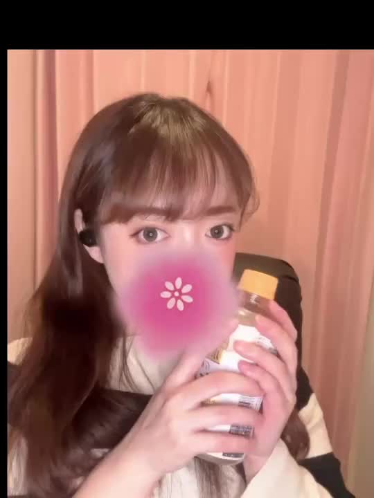 こんばんは🌛


今日もいちにちお疲れ様です✨


月ものでお休み中いただいてましたが
明日からまた出勤致します‼️


先日から
密かに動画投稿で有名な
SNSを始めたのですが
(既に見つけてくれた殿方さまありがとう♡)
2つ目の投稿にてさっそく忠告❌を
受けてしまいました😱😱😱

これが
その時の動画なのですが
なんでダメなの？

そんなエロいかな？？


のん🐈‍⬛🎀
X@nks2s2