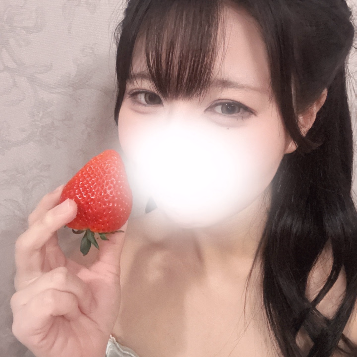 おっきいいちご❣️🍓(きのうの)
予約いっぱいありがとう！今日も24時まで会えるんだけど、まだ枠あるのでぜひ気が向いたら✨
さっき延長できなかぅたおにいさんごめん💦 また今度ゆっくりしよう❤︎
