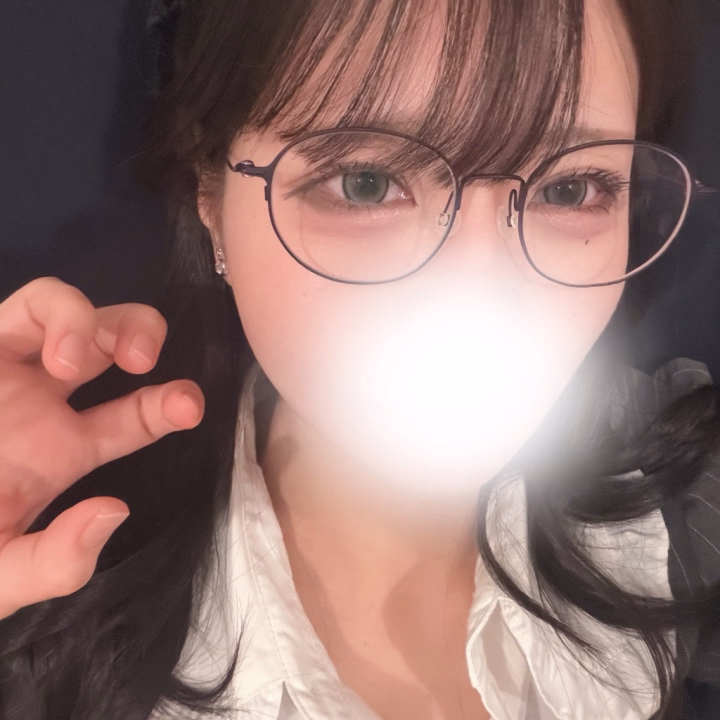 夕方からお昼寝したらこんな時間なってた(> < )՞ ՞ おはよう☀️お久しぶりです！

今月は25日と30日に会えます^ ̳ᴗ  ̫ ᴗ ̳^♡どっちも17:00~24:00です

しかも！すでに25日たくさん予約ありがとう❣️完売御礼(𓂂꜆◕⩊◕꜀𓂂)ちゃんと見ててくれてえらすぎるっありがと🎀

30日はまだまだ枠あるのでぜひ✨