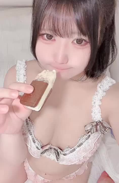 みたことあるアングル…？♡♡

撮り直してたら溶けちゃった、全部
なめて綺麗にたべなきゃね𐔌՞･·･՞𐦯



おにいさんのも食べたら、ホワイトデーになっちゃうかな♡