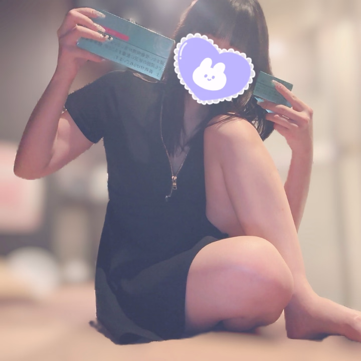 本指名さま続きで
ありがとう🖤

かさばらないし
いちばん使うでしょ？って
大天才🫛🤍！！！

いつも癒しだよ〜って
うれしいよ〜〜🖤


明日はまだ🈳多めなので
明日のご予約お問い合わせ
まってます✉️☎︎