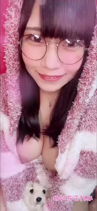 お家デート楽しいね🤍 乳首立ってきちゃった🤍