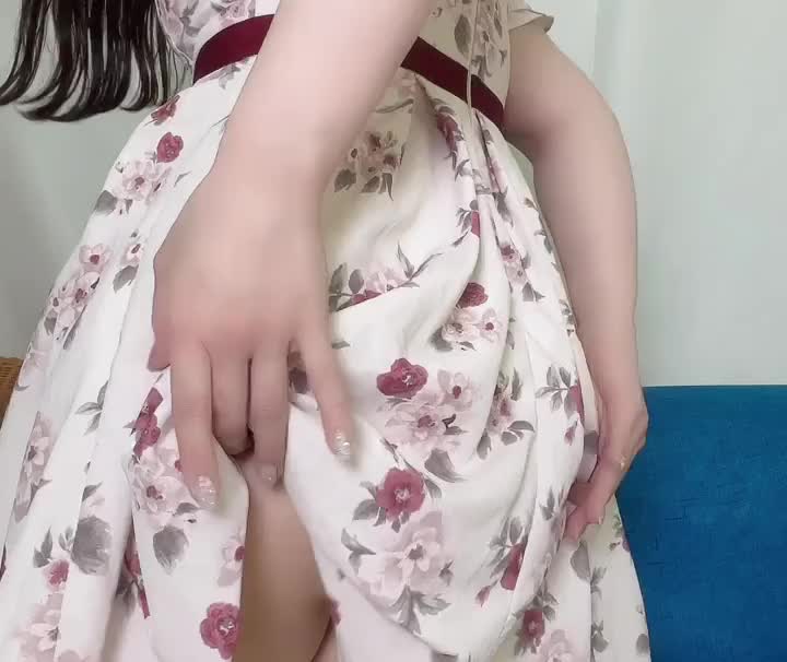 こんにちは💕本日も出勤しました！22時までご来店お待ちしてますね🌸12月限定で宣材写真もサンタさんになりました🎶見てくださいね🥰動画はちらっとチャームポイント🦐