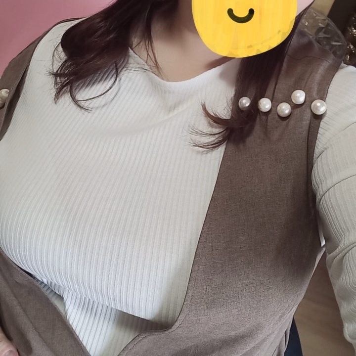 パツパツニットから薄く見える下着ラインってえっちぃよね…❤