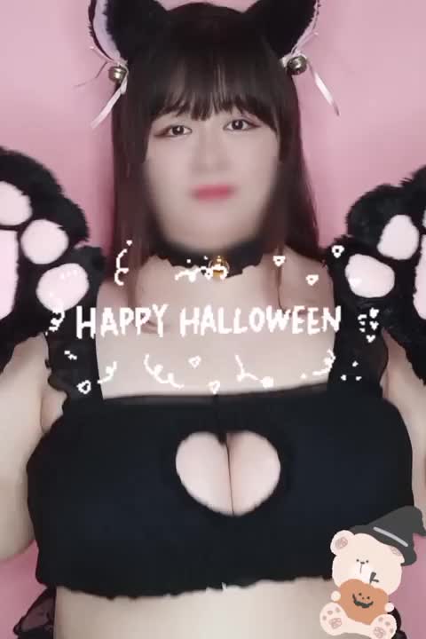 久しぶりの動画だよ〜！

黒猫ちゃんのコスプレしました🐈‍⬛💕

お兄様の甘々な
おかしちょーだい︎‪🤲︎‪💕
くれないとパイ圧で埋めちゃうよ🤭

❤と🎁で応援お願いします！