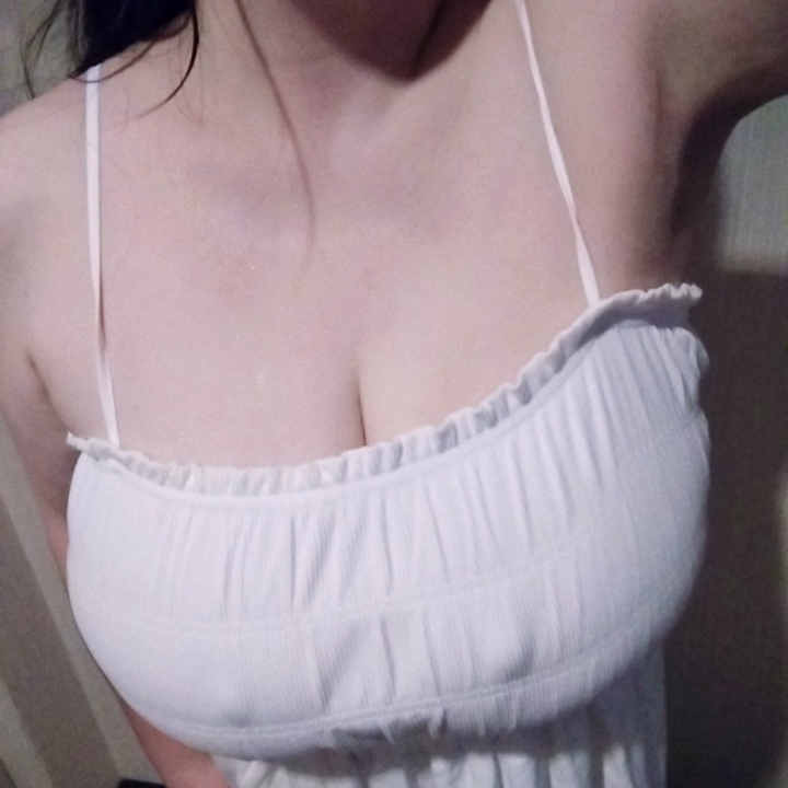 最近は、ブラ&ショーツでお出迎えすることが多かったのですが、
「服着るの面倒になっちゃったの？」と言われたので、ちゃんと着たんですよ！
でも、これじゃあ着てる方が恥ずかしいんですが🙄？
なぜか着るようになってから毎回コレ↑




遅くなったけど💧
この間は、お久しぶりの仲良しさんと初めましての、ゆきのﾁｬﾝとの３Ｐ❣️
来る頻度は少ないけど毎回３Ｐがお気に入りの仲良しさんは、2年ぶりだけど覚えててくれてありがとう🥰
初めましてのゆきのﾁｬﾝは、小柄だけどナイスバディでとってもセクシーなの❤️
椅子プレイでは、ゆきのﾁｬﾝのバキュームフェ◯がエロ過ぎた😍💕
３Ｐではお馴染みのW騎乗位では、ゆきのﾁｬﾝのオッパイ揉み揉みしちゃった🤤💓🤤
オプションのパンストでゆきのﾁｬﾝに足コキされて気持ち良さそうだったね！！
前回なおが犯 したア◯ルが忘れられなくてウズウズしてるんだって🤭もちろんやりましょう‼️
いつもみたいに指で慣らしてから玩具入れちゃうよ〜😘✌️
「待って！出そう!!凄い飛んじゃうかも💦顔まで飛んじゃうかも💦💦」って宣言通り見事な飛距離でした👍文字数