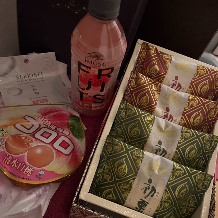 栗入りお菓子美味しかったよ♡
お土産たくさんありがとう。
ちょっと事件で、全部食べられなかったけど。。(´；ω；`)
たくさんほんとうにありがとう。
夜中から出てくれて🚗
遠くなのに、事故なくたどり着いてよかった。
楽しくあっとゆうまに過ぎたね。
色々な土地で逢えるのも嬉しい♡
顔ちっちゃいって褒めてくれてありがとう❣️
次会う時は、体調が💯な時に(*≧∀≦*)
また近々♡