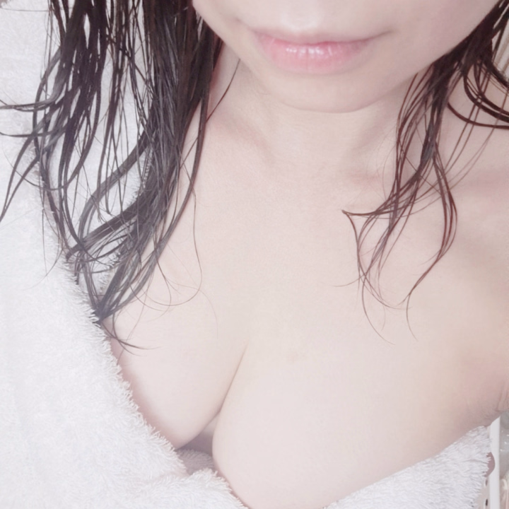こんばんは😊

ついに梅雨入りですね☔
気温的には過ごしやすいはずだけど…湿度が高いから汗もかきやすいし季節の変わり目はアレルギーも出やすいから気を付けてね！

休暇も今日で終わり明日からまた出勤致します♪

来週の予定✨
　  8日(月)　10時～18時
　11日(木)　10時～20時
　13日(土)　10時～18時　　　です！

最近いっぱい出勤してたから少なく感じちゃうね🤣

お誘いお待ちしてます💖