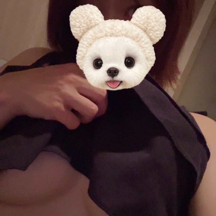 えちえち❤️
ノーブラ笑
今日は下着つけてるでしょうか？
笑
イチャイチャえっちしたいな❤️
待ってます❤️
