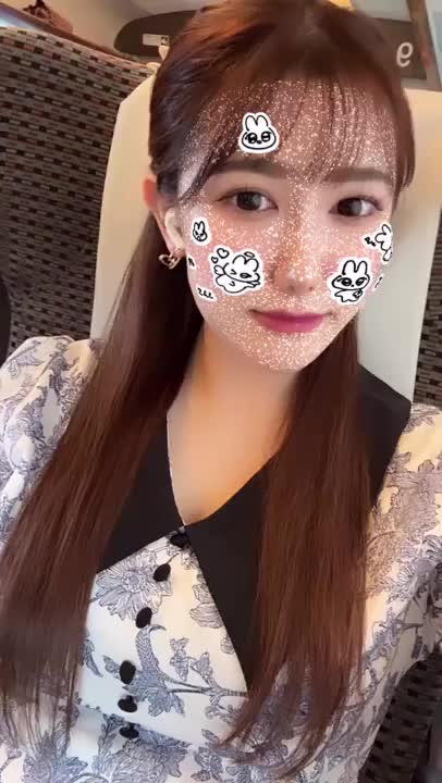 いきなり全部脱がせたり、急に触ったり…
そういうの、わたしはあんまり得意じゃなくて☺️

はじめましてのおにいさんにほどよい緊張感があるのも、
久しぶりのおにいさんが少し照れてるのも、
とても愛おしいって思うんです🌿

だから、まずは空気から。
距離感から。
ゆっくり、そっと近づいて…
おにいさんの呼吸が変わる瞬間を、逃さないように🫧

触れるときは、服の上から。
そのまま静かに手を滑らせて、
おにいさんの“スイッチ”を見つけにいくの💓

全部わたしに委ねてくれていいですよ？
スピードも、タイミングも、流れも
全部、おにいさんの反応次第で変えていきますから☺️

“気持ちよくなり方”なんて、ひとつじゃないから
ゆっくり一緒に、ほどいていきましょうね💕


HINA♡