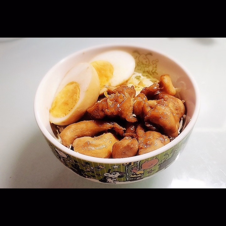 今夜は鶏の照り焼き丼です🤍

鶏肉に甘辛いタレをたっぷり絡めて、ゆで卵を添えてみました☺️
おいしくできて、お腹いっぱい大満足💕

このあと少し仮眠をとって、0時から出勤します。
夜中に備えて、ちょっと充電してきますね😴

#自炊トランス女子 #おうちごはん #鶏の照り焼き丼 #0時から出勤