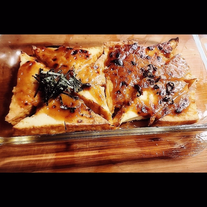 オーブントースターで厚揚げの味噌焼き🤍

表面はこんがり、中はふっくらに仕上がりました☺️

お味噌の香ばしい香りって、食欲をそそります🎵
なんだかお酒が飲みたくなっちゃいますね🤭

#自炊トランス女子 #おうちごはん #厚揚げの味噌焼き