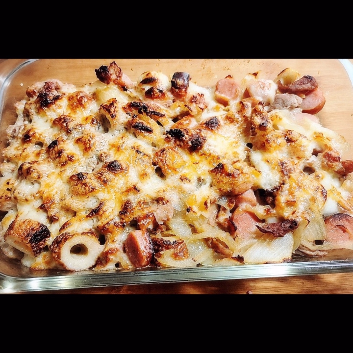 豚肉と玉ねぎの具だくさんチーズ焼き、完成しました🤍

フライパンで豚こま肉、玉ねぎ、ウインナー、ちくわを炒めて、チーズをたっぷりのせてトースターへ🧀
こんがり焼けたチーズが食欲をそそります☺️

今夜は21時から出勤予定です。

#自炊トランス女子 #おうちごはん #チーズ焼き #21時から出勤