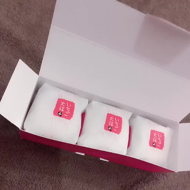 書いてる甲斐があります！
写メ日記～🥰
(おサボりする時もあるけど。笑)
写メ日記に目を通してくれて
かんなの大好物の…💓///
ちっちゃい苺が
丸々1個入ってて美味しい♡♡
全部ぺろりんちょ出来たけど
我慢したっ🤣❣️笑
美味しすぎて自慢したかったから動画🆙💓💓
エロくもなんもなくてごめんなさい( ˙꒳˙  )🙏🏻
