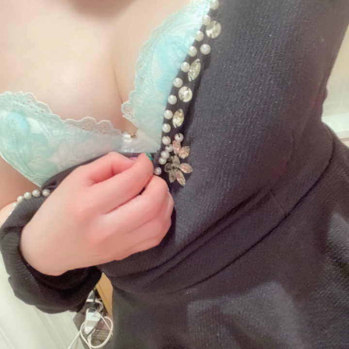 今日は早めに起きてお買い物してきた\(*´•∀• `* )/
大丸でファンデーションとフェイスパウダーと友達の誕プレ買ったよー🥰
お買い物気分上がる💖
欲しいものいっぱいあるけど破産しちゃうから我慢😖笑


今日もラストまでいるのでご予約お待ちしてますね🌟