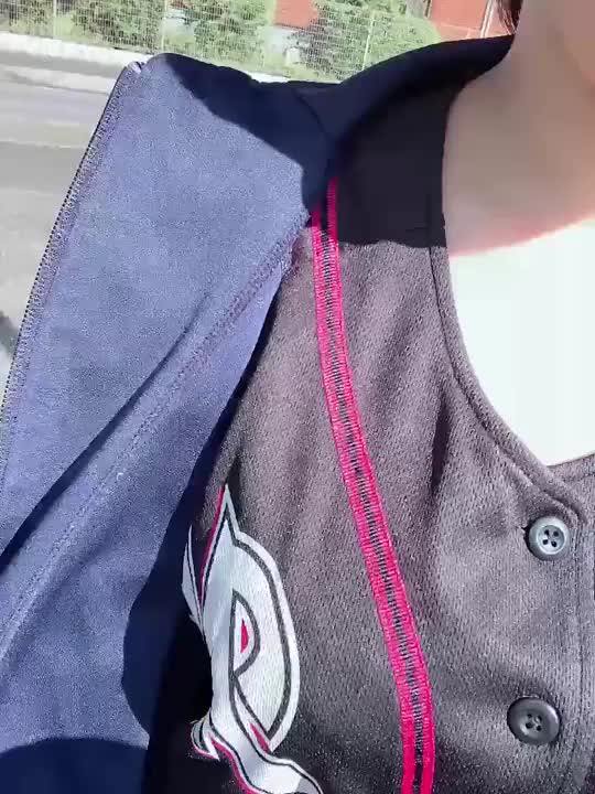 歩いてるだけなのにお○ぱいの形が少しでてるよ🙈,,,💭