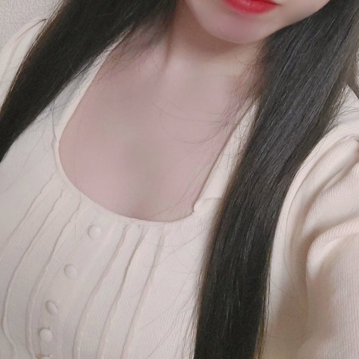 最近新しい香水を買いました💠
ずっと同じ香水を使ってたのですが、今回は違う香水を購入してみました！
すごい落ち着く匂いで気にってます✨
お店出勤してる時は香水つけてないので、香水苦手な人も安心して会いに来てね😌