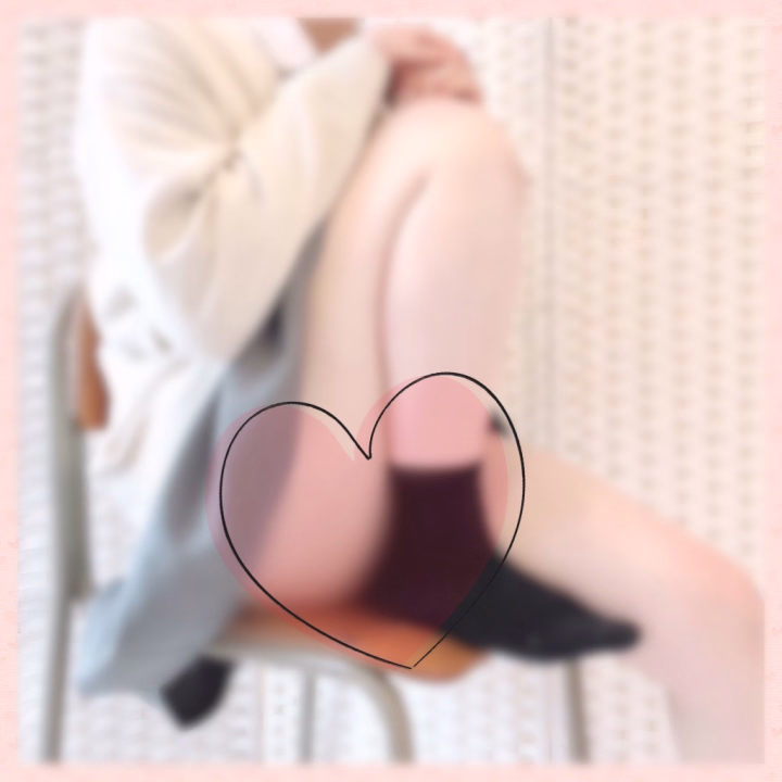 こんばんは🐱
1日通して雨だったにも関わらず、
本日もご来店ありがとうございました！

たくさんご指名いただけてとっても嬉しかったです♡
1年も前から気になってくれてた方や
久しぶりに来てくれた本指名様、
髪切った日記見てきてくれた方も！！
プロフィールまでしっかり目を通して来てくれた方がいて、料理の話で盛り上がったり😆
途中は座る時間もあんまりないくらい
忙しくさせていただいてました( ՞߹𖥦߹՞ )

そして、明日も数件ご予約いただいてます！
嬉しい〜〜〜！
お会いできるのが楽しみです🎶
数日ぶりの方もいれば約1年ぶり？くらいの方も( ᴖ ̫ᴖ )♩
出勤のモチベーション上がります( ^ᵕ^)笑

明日も大雨の予報なので、
気をつけて来てくださいね~(ᐡᵕ̤ ·̫ ᵕ̤ᐡ)

それでは！
お風呂入ってきます🛁
おやすみなさい🌟

まだ今の髪で写真撮ってなくて
あんまり載せない画角😹