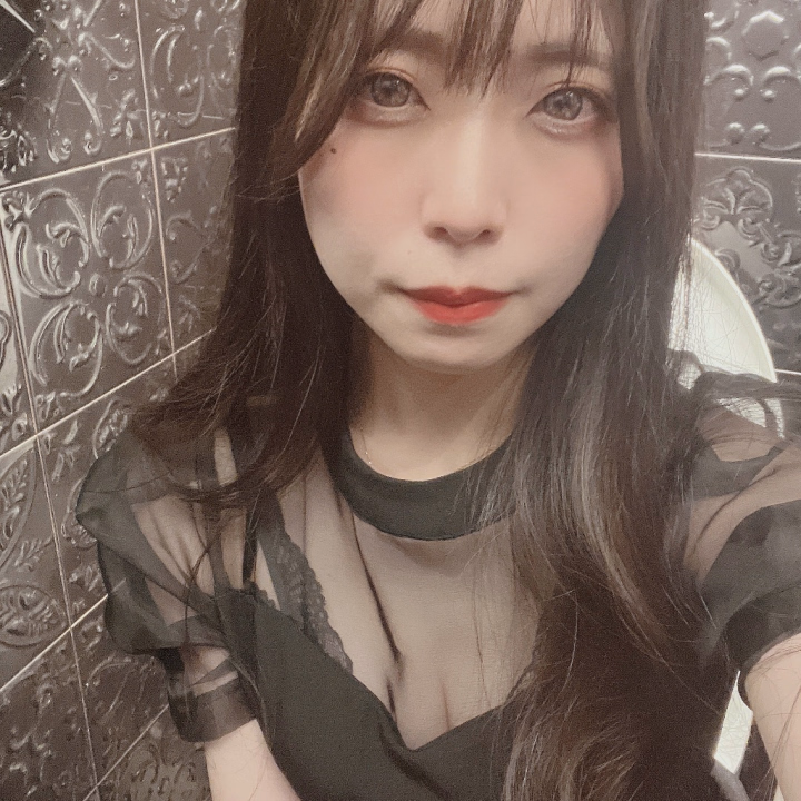 数年前のにもちゃん🐟

う〜〜ん、これはトイレで自撮りしてるな？！笑
次回は明日、6/13（土）8:00〜16:00です❣️
まだ明日は予約ないので泣きます🥺笑