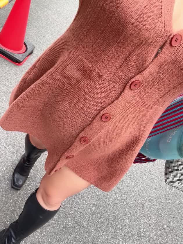 ニットだけで歩ける季節きた🧶