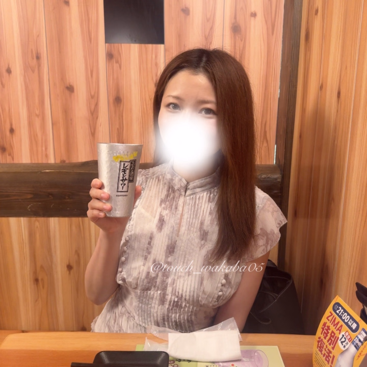 こんにちは！

新橋たっちのおへそ担当

わかばです🔰








先日、仲良しさんと鳥貴族デートしてきました♡


何度か行ったことはあるけど、新橋の鳥貴族は久しぶりで前行った時のことを思い出しつつまったりお酒を堪能しました🍋✨️

お互いいい飲みっぷりで、いい感じになるペースが早めだった気がします…笑
盛り上がったので、そのままの室内でも乾杯してました😂(飲みすぎた←)




2人だと色んな種類のものを食べられるから嬉しい…！たくさん一緒に食べてくれてほんとにありがとう🫶︎💕︎









卒業までの間、たくさんのところに一緒に行ってくれてありがとうございました🎶
感謝の気持ちでいっぱいです💐🤍