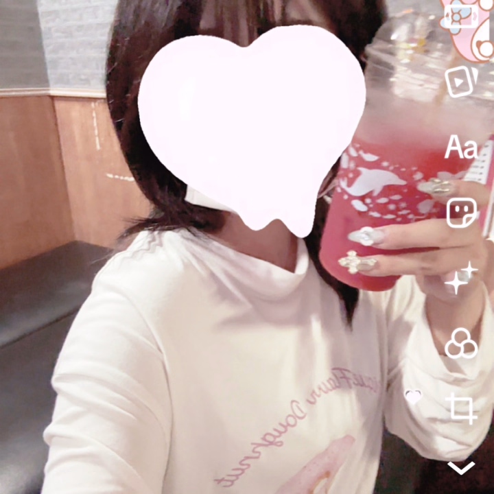 こんにちは！要です

本日18時から出勤です！


早めにお店ついて寝に来ました！

パジャマ持ってきて寝る気満々！


持ってるのスイカジュース！美味しい！
18時からがんばります🌟