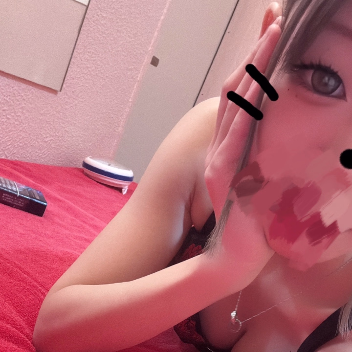 おはよう！☀️

今日も元気に出勤したよ〜


今日から少し長めになって
12～21までだよ!!

いつも時間合わなくて会いに来れなかったお兄さん！
咲とイチャイチャしよ︎💕︎︎

お誘いお待ちしております(*^^*)
