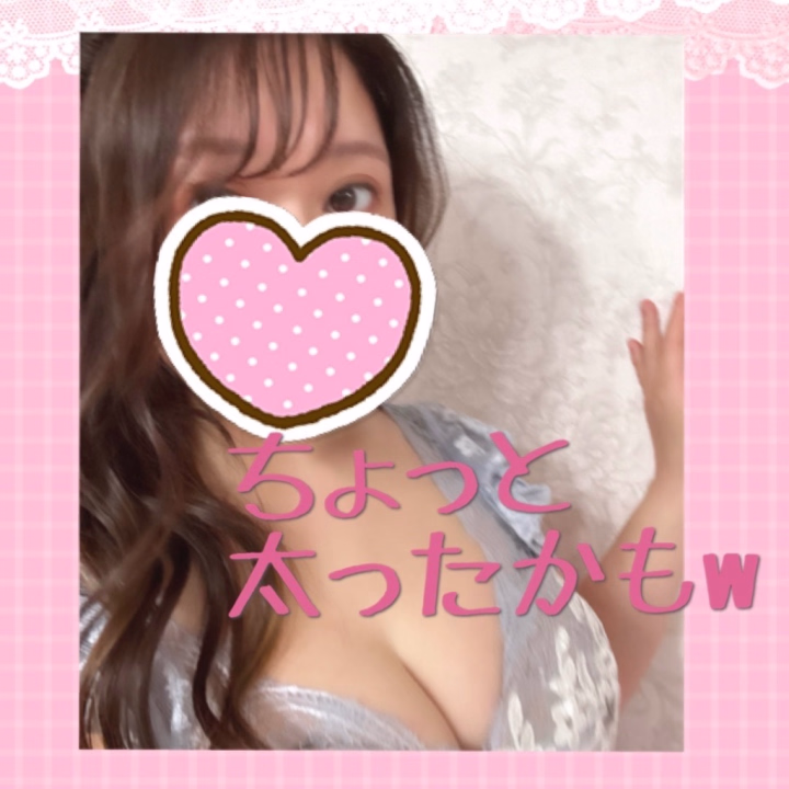 久しぶりの出勤。ヘアメイクしてもらって、気付けばめっちゃ髪伸びてた☆

そして衣装着て…あれ？ちょっとキツイかも…？って太ったみたいです🫣

着れるんでまだギリ👍

体重計が壊れて半年以上経って全く今の体重が分からないんで何とも言えないけど筋肉量も落ちてそうw

１ヶ月も体幹鍛える運動（仕事）してないから今日は筋肉痛覚悟してます💪

でわでわご予約のお兄様、お時間合うお兄様、お誘い待ってるね💕︎