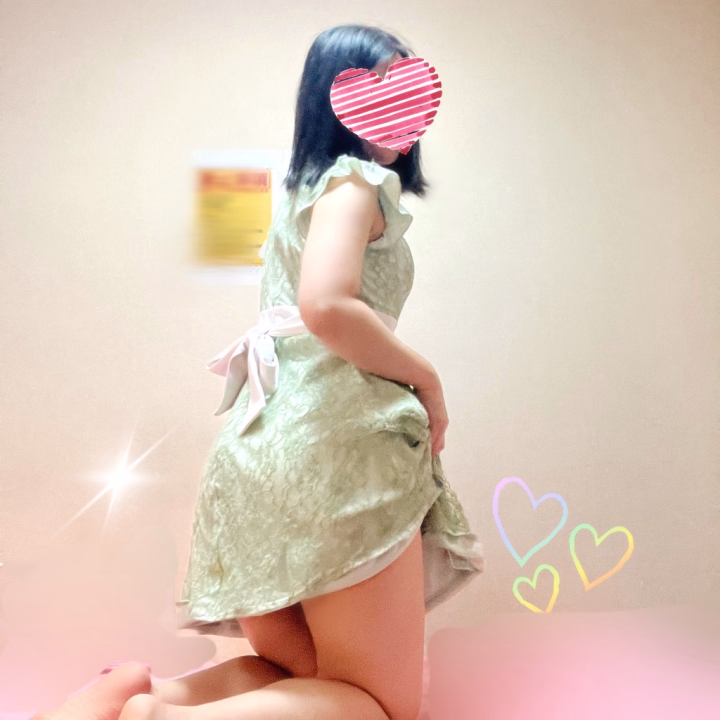 こんばんは。
みくもです!

先日お遊びいただいた方、ありがとうございました✨
中国へ転勤されて2ヶ月とのことで、色々なサービスの違いについてお話を聞けて楽しかったです! 日本酒をたくさん飲まれたようで、私では力不足でしたが…最後のシャワーまで粘られて凄かったですね😇
最後にその日は風俗を梯子されて1店舗目で2回挑戦されて、思い通りに到達できなかったと知り合点がいきました笑

昨日は、急な予定変更で出勤できず申し訳ありません。
今日は涼しい風が吹いていて気持ち良いですね〜💫
梅雨の時期は天気が読めないので、折り畳み傘を持ち歩いているのですが…どうやら23時頃から雨模様のようですね🌧️
うっかり忘れていたのですが、明日までの4日間イベントで衣装が普段と変わります〜🌼
都合上お写真は上げられないので、会いに来てくださると嬉しいです🙏
でもお借りしたためMサイズが無く…とんでも丈で間違えてる感すごいです🙉笑
本日もラストまでよろしくお願いします〜!