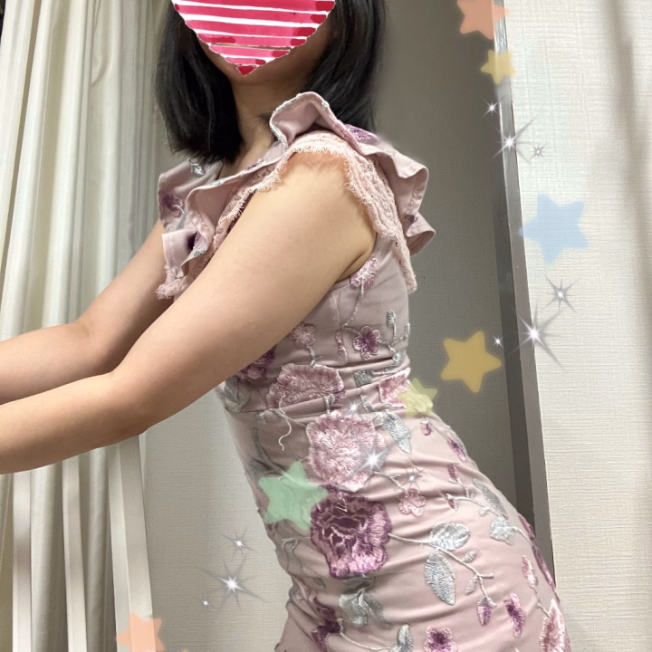 こんにちは。
みくもです!

昨日はいきなりでしたが、吉原店で働かせていただきました✨
とても久しぶりで2回目の出勤でした笑
退勤する時になって気づいたのですが、衣装の〇〇を間違えてしまったのは内緒です🙈
店内が迷宮のようでどきどきしちゃいました…💫

海外のお客さまでしたが、穏やかな方々で安心しました〜😇
少し日本語が分かる方は1週間の滞在中で鰻を召し上がったことは分かりました👏
私の伝え方が下手でも懸命に理解しようとしてくださる姿勢が優しいな〜と感じました😌
お酒を飲んでこられた方はジェスチャーで、飲んだからお腹まで赤くなってしまったことと、貧乳への熱い思いと狭いと言われたのは伝わりました! 笑
お遊びいただき、ありがとうございました〜✨