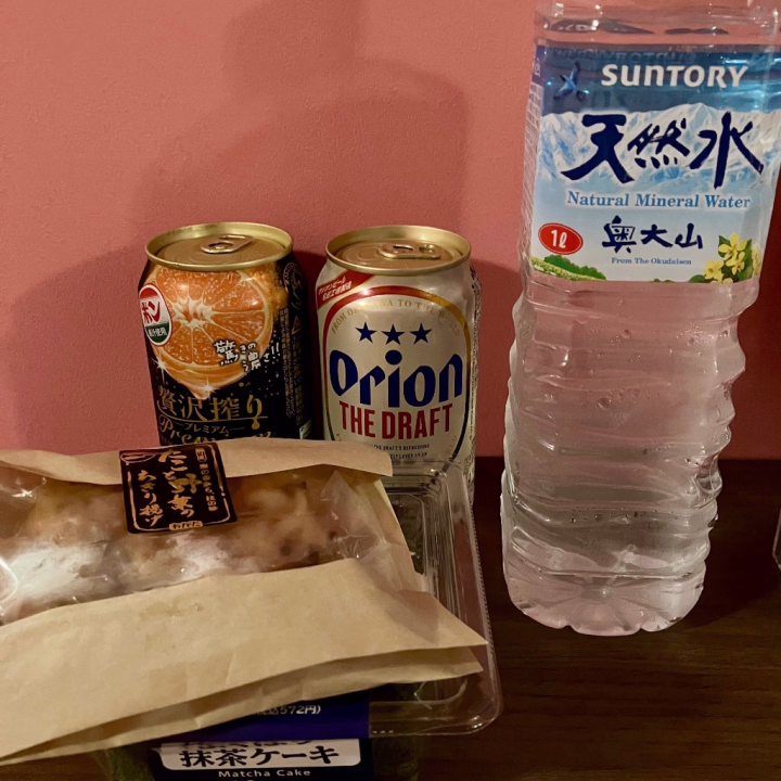 本日もありがとうございました!

何だか今日はずっとぽわ〜っとしてて、モヤがかかってるようだったので日本酒は止めにして軽めに飲んで血糖値爆上げして寝ようとスイーツコーナーを見たところ…抹茶を見つけたので迷わず買ってしまいました〜💫
そしてやっぱり晩酌したくて、軽めで飲みやすいお酒を買いました♩
飲み始めたら頭が今日一スッキリしていて笑っちゃいますね😇

いつの間にか投稿数が100突破してました✌️
直前のお尻に一番初めにいいねをくれたkさん…一度しかお会いしてませんがすごく記憶に残ってます笑
池袋の出勤で夕勤は滅多にないのですが、またお会いできたら嬉しいです🙌
でも生活リズムや行動範囲、私の出勤予定によって、難しいですよね〜😌
皆さんが‘いいね’をしてくださるだけでも嬉しいですが、会いに来てくださったらもっと元気出ます笑 だからといって無理はして欲しくないんです。
松山が終わったら、またのんびり投稿になるかもしれませんが…よろしくお願いします⭐︎

明日はオープンから14時までのお仕事になります!
お兄さま方にたくさん気持ち良くなっていただけるように頑張りますね〜🫧