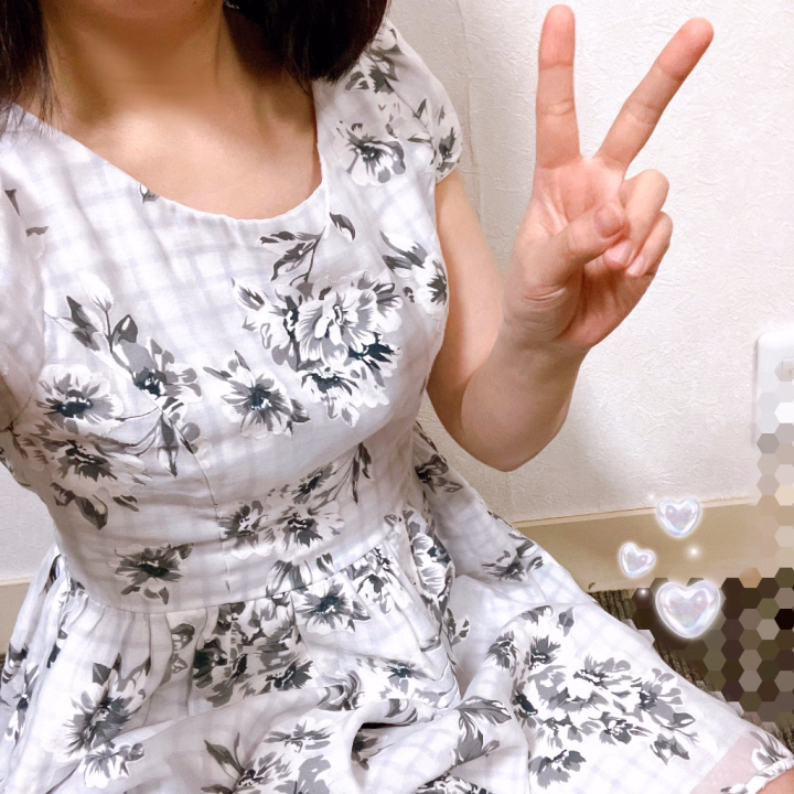 こんばんは。
みくもです!

東京での出勤は久しぶりな気がしますが、1ヶ月も空いてませんでした笑
昨日お遊びいただいたお兄さま、ありがとうございました〜! ✨
ネット予約のご連絡をいただいた時は何かの間違いかと思っちゃいました笑
前にお会いしたのは2月後半とお聞きして見返したところ…3月前半でした⭐︎
また会いに来てくださって、とても嬉しかったです🌼
優しく穏やかなので、私が癒されてしいました…😇
折角ゆっくりお時間を取ってくださったのに、私の時間配分がおかしくて謝ってばかりになってしまいました🙏
もっと手際良くできるようにしたいのですが、部屋によって難しいこともあるのでのんびりせず考えて動くようにします。

松山で知ってくださった方は名前が違うと思いますが、同一人物です笑
本日もラストまでいますので、よろしくお願いします〜💫