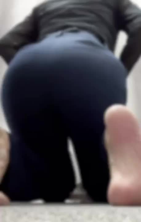 ピチピチパンツスーツを脱ぎ脱ぎ🍑