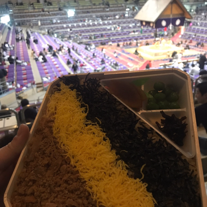 福岡場所の大相撲観ながらかしわめし🍱

昔の大相撲は早い時間はそこまでお客さん入ってなかったのに
今は大人気過ぎて満員御礼👏