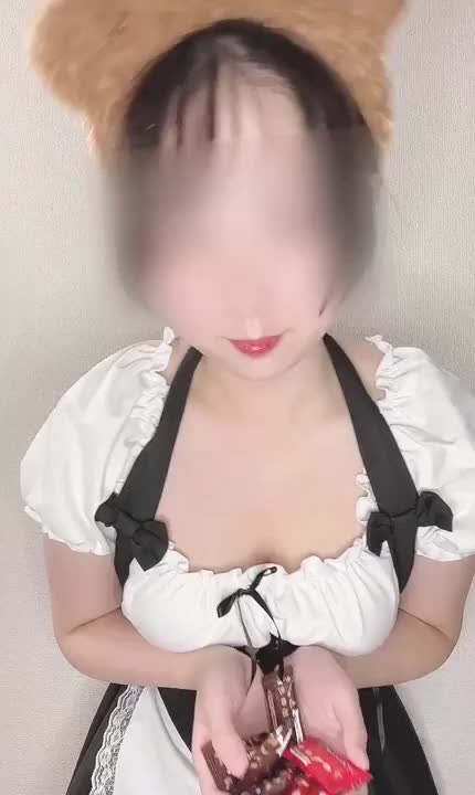 コスプレ大好きー！沢山持ってるけど今回はクマ耳メイドさん♡いいねとプレゼント欲しいです｡ﾟ( ﾟஇωஇﾟ)ﾟ｡応援よろしくお願いします♡