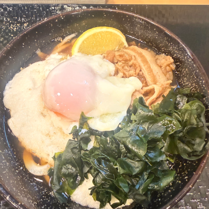 こんにちは
もなかです💕

今日は21時〜24時までお店にいるよ！
遊びに来てね〜🥰