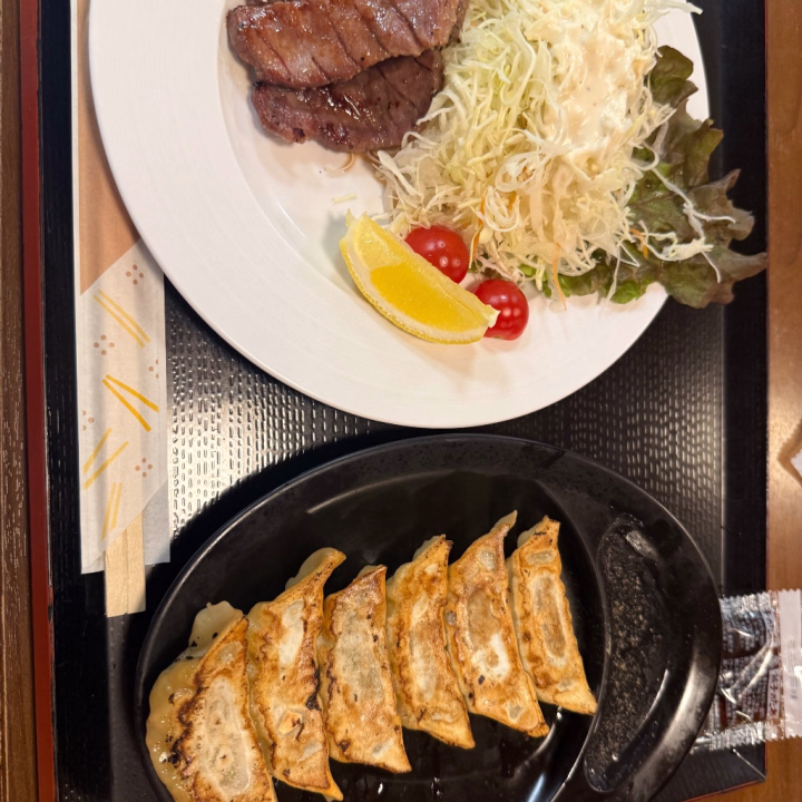 こんにちは
もなかです💕

今日は21時〜24時までお店にいるよ！
遊びにきてね〜🥰
