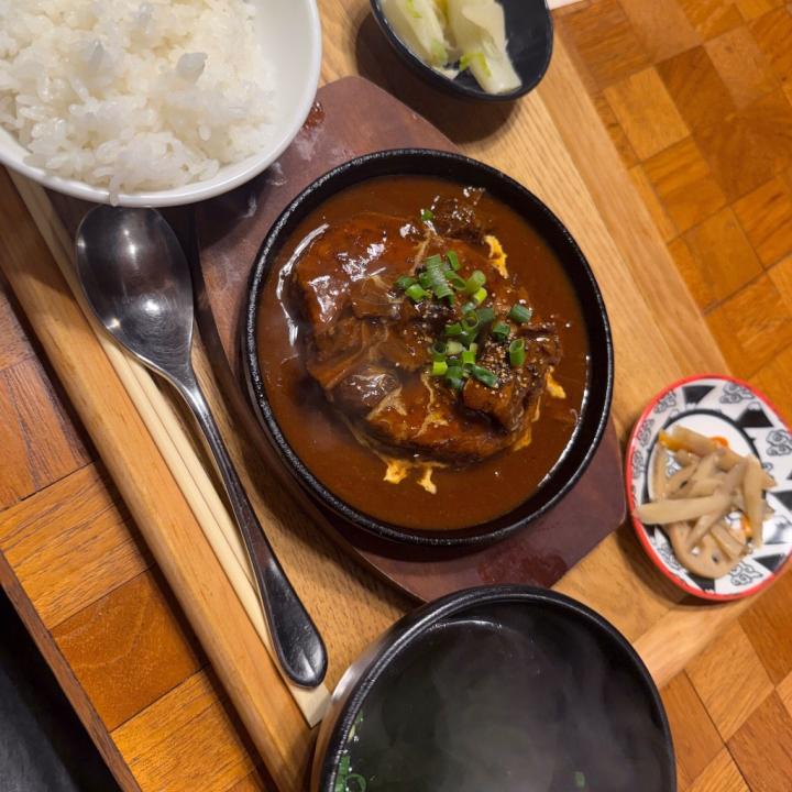 こんにちは！
もなかです♡

今日は21時から24時までお店にいるよ！
遊びに来てね〜🥰