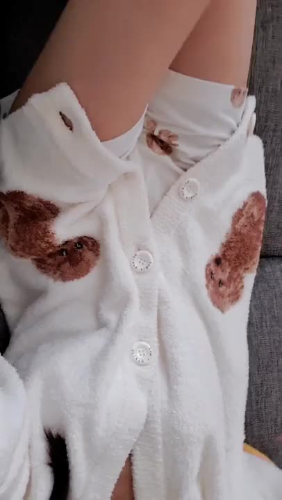 ヒメの部屋着オーディション👗💞
前回も動画イベント応援してくれた皆様本当にありがとうございました😭💕イメチェングランプリヘアスタイル編1位にさせて頂きすごい嬉しかったです🥺💖応援してくれている皆様感謝です🙏
改めてお礼の日記投稿しますね😌
このルームウェアトイプーちゃんの一目惚れして買ったの😍トイプーちゃんまみれ幸せ🤭💕
そしてクッションは新〇監督🎵⚾
シュシュプレゼントしてくれたお兄様今回はシュシュつけてみたよ😌可愛いシュシュ本当にありがとう✨
今回も動画イベントプレゼントといいねで応援してくれたら嬉しいです😌よろしくお願いいたします✨